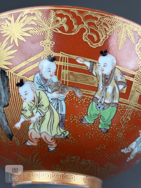 清嘉庆 珊瑚红地描金五彩婴戏图碗 - 图15